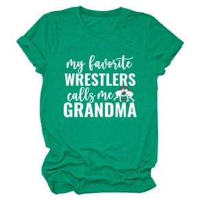 Détail du t-shirt vert à col rond avec texte imprimé My Favorite Wrestlers pour grand-mère