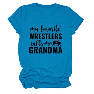 Détail du t-shirt bleu avec l'imprimé graphique 'My Favorite Wrestlers Call Me Grandma'