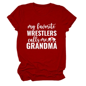 Détail macro du t-shirt rouge avec imprimé graphique blanc wrestlers grandma et col rond