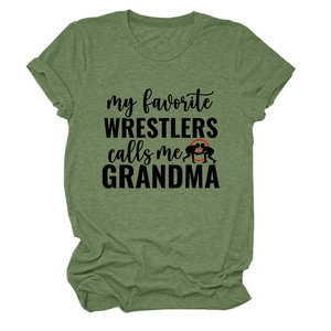 Détail du t-shirt vert chiné avec graphique My Favorite Wrestlers Calls Me Grandma