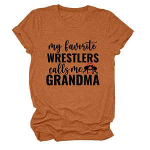 Détail du t-shirt en coton caramel avec texte et graphismes My Favorite Wrestlers imprimés