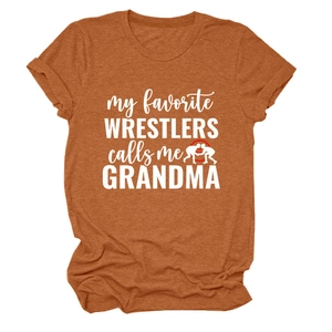 T-shirt orange brûlé avec texte 'my favorite wrestlers call me grandma' et motif graphique