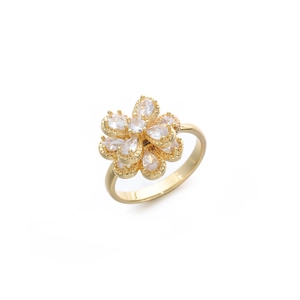 Détail d'une bague fleur dorée aux pétales doubles sertis de zircons en forme de goutte