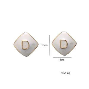 Boucles d'oreilles carrées logo D avec incrustation nacre naturelle et aiguilles argent 925