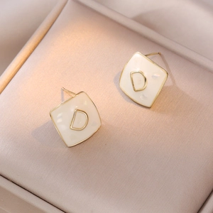 Boucles d'oreilles carrées dorées avec lettre D, nacre naturelle et zircon brillant