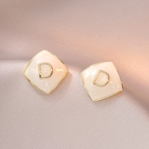 Boucles d'oreilles carrées dorées élégantes avec nacre et lettre D en métal doré