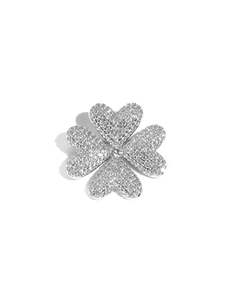Nahaufnahme der vierblättrigen Blumenbrosche mit Volldiamantbesatz und Silber-Finish