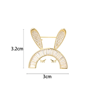 Vue détaillée d'une broche lapin dorée de 3,2cm sur 3cm ornée de zircons brillants