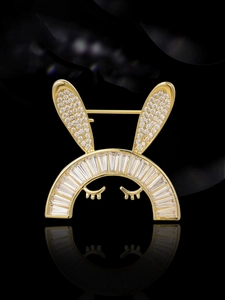 Vue détaillée d'une broche lapin dorée avec oreilles pavées de zircons brillants