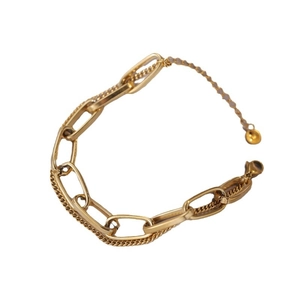 Bracelet double rangée en mailles trombone dorées avec pendentif rond sur fond blanc