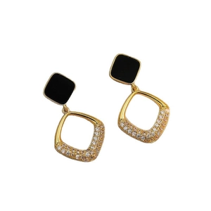 Orecchini minimalisti in argento S925 con borchie nere quadrate e pendenti in cristallo