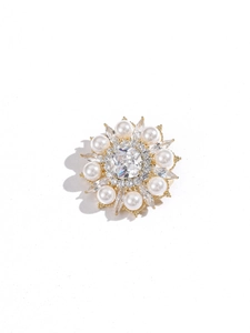 Détail de broche tournesol vintage avec zircon carré et perles blanches