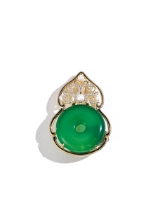 Detalle de broche vintage con hebilla de seguridad verde y toques de perlas