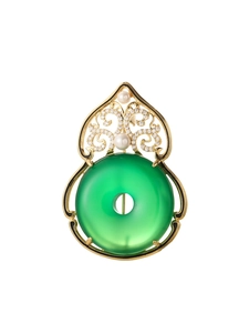 Detalle en primer plano de broche vintage con gema verde y detalles de perlas