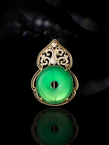 Detalle de colgante de ágata verde con filigrana dorada e incrustación de perlas
