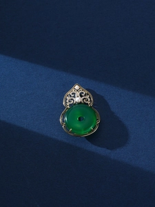 Detalle de broche vintage de calabaza con jade verde, nubes de oro y perlas
