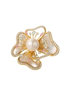 Vue détaillée d'une broche florale avec pétales en nacre et insert de perle d'eau douce