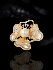 Broche fleur en nacre exquise avec perle blanche et détails de pétales de gemmes roses