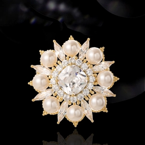 Broche florale élégante avec perles, cristal carré et placage or sur un fond noir profond