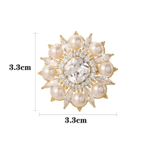 Broche fleur vintage élégante avec cristal carré et perles sur monture dorée, 3,3cm