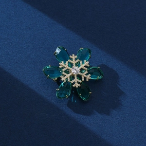Vintage Rotating Snowflake Flower Brooch Exquisite Gold Plated Copper Pin With Green Crystal Rhinestones For Women Suit Decor