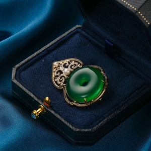 Broche vintage de calabaza dorada con jade verde y perlas en caja de terciopelo