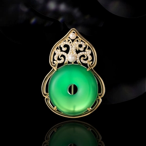 Broche vintage de calabaza dorada con jade verde, perlas y cristales sobre fondo negro