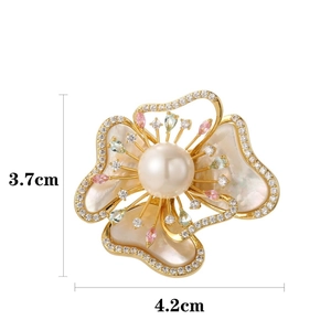 Broche fleur élégante avec pétales en nacre, perle centrale et accents de zircon