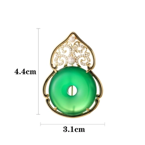 Broche vintage de calabaza dorada con gema verde y perlas, mide 4,4 cm por 3,1 cm