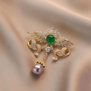 Elegante Engelsflügel-Brosche mit grünem Edelstein, Zirkon und lila Perlenanhänger