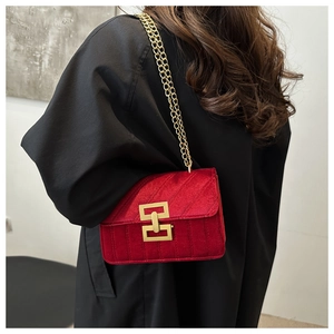 Elegante borsa a spalla in velluto rosso trapuntato con catena dorata e chiusura a scatto