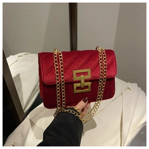 Dettaglio borsa a spalla in velluto rosso con fibbia a H dorata e trapuntatura