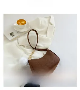 Sac croissant en feutre marron avec matelassage en V, chaîne et pompon blanc doux