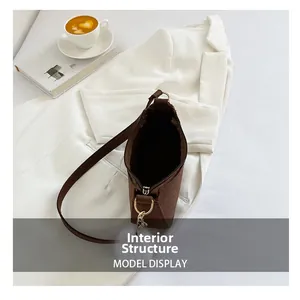 Structure interne de la sacoche marron foncé en suède avec fermeture éclair dorée