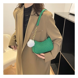 Sac bandoulière en feutre vert avec texture matelassée et pompon en fourrure blanche