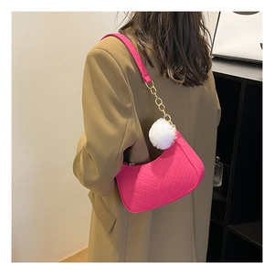Sac sous les bras en feutre rose avec matelassage en V, chaîne dorée et pompon blanc