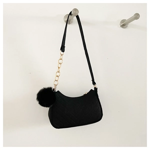 Détail du sac à bandoulière demi-lune noir avec matelassage en V et chaîne dorée