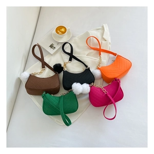 Sacs hobo en feutre avec bandoulières à chaîne et pompons en peluche en cinq couleurs