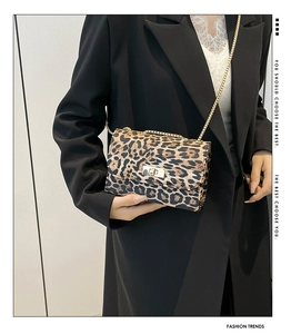 Détail du sac à motif léopard avec chaîne dorée et fermoir pivotant métallique chic