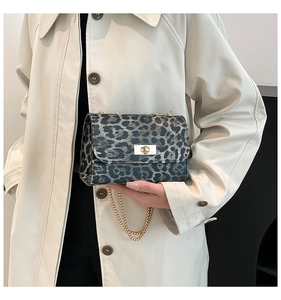 Détail du sac à rabat imprimé léopard avec chaîne dorée et fermoir pivotant rectangulaire