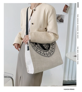 Minimalistische Canvas-Einkaufstasche mit Mandala-Print und schwarzen Ledergriffen