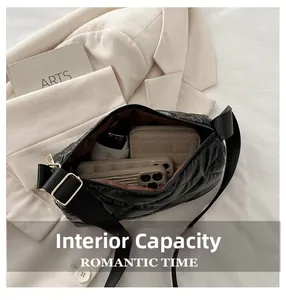 Vue intérieure du grand sac à bandoulière matelassé montrant le rangement du téléphone