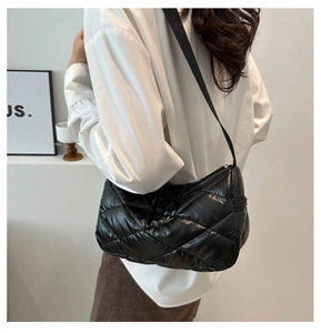 Détail du sac à bandoulière matelassé noir avec des coutures en losange brillantes