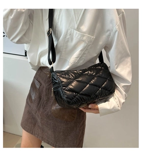 Détail du sac bandoulière matelassé noir avec zip doré et sangle réglable en nylon