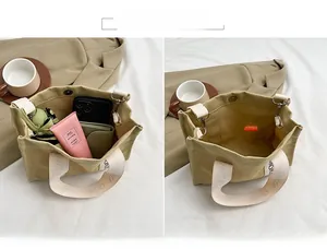 Dettaglio della borsa tote in tela con chiusura magnetica e lettere sul manico