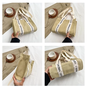 Vista dettagliata a quattro griglie della borsa tote in tela beige con tracolla logata