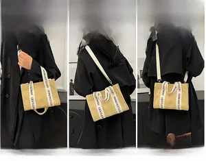 Borsa tote in tela con spalline logo in tre stili: a mano, a spalla e a tracolla