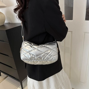 Sac à bandoulière matelassé argenté chic avec surpiqûres losanges et fermeture éclair