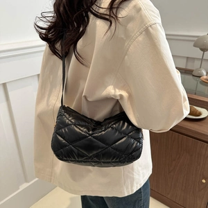 Sac à bandoulière rembourré pour femme en noir brillant avec motif à losanges chic