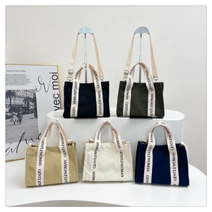 Borsa tote Gentle Woman in tela in cinque colori con tracolla logo e cinturino regolabile